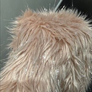 Celebrity home 50 by 60 faux fur and sparkle pink mauve color was only decore